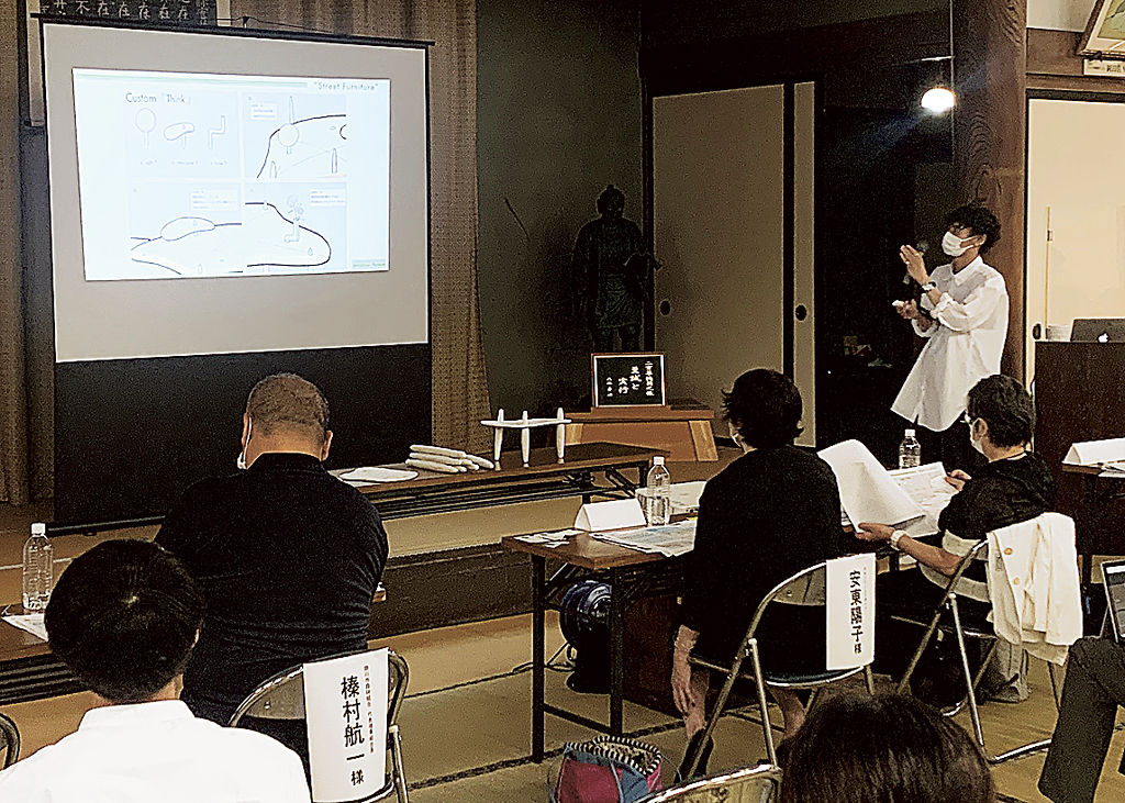 街路設備デザインを提案する鬼頭拓巳さん（右）＝７月上旬、掛川市の大日本報徳社