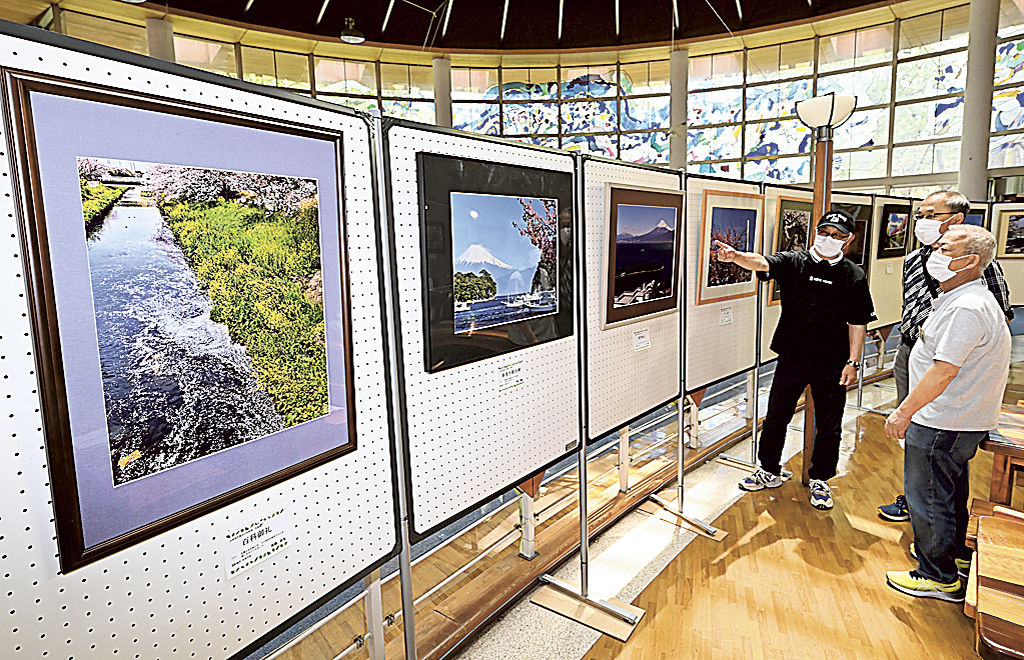 富士山や桜を捉えた作品が多く並ぶ展示会＝沼津市の千本プラザ