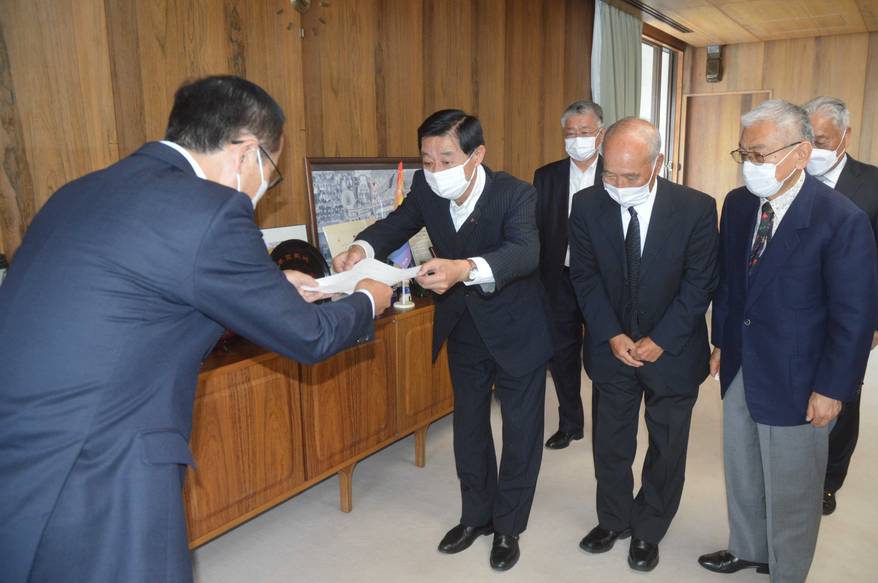 要望書を提出する太田会長（右から２人目）ら＝富士市役所