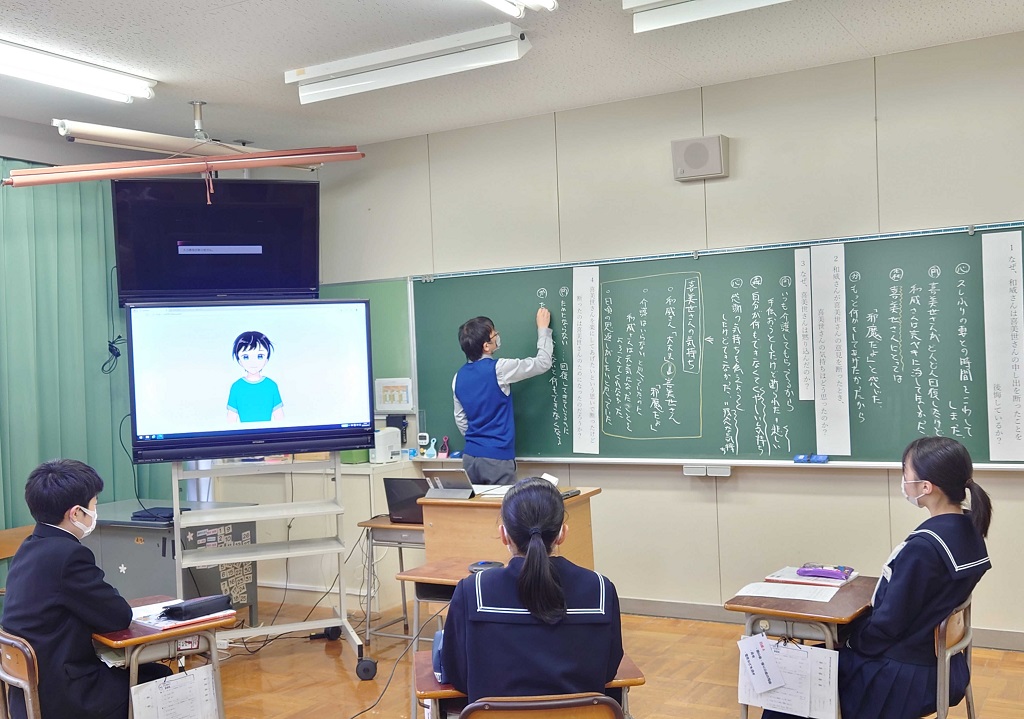 福井市の越廼中で、バーチャル転校生のカズヤさんも参加した道徳の授業（福井大提供）