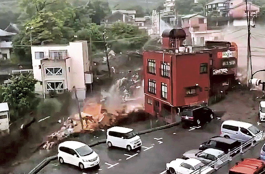土石流が街を襲う瞬間を捉えた動画の一部＝２０２１年７月３日、熱海市伊豆山（ツイッターより）