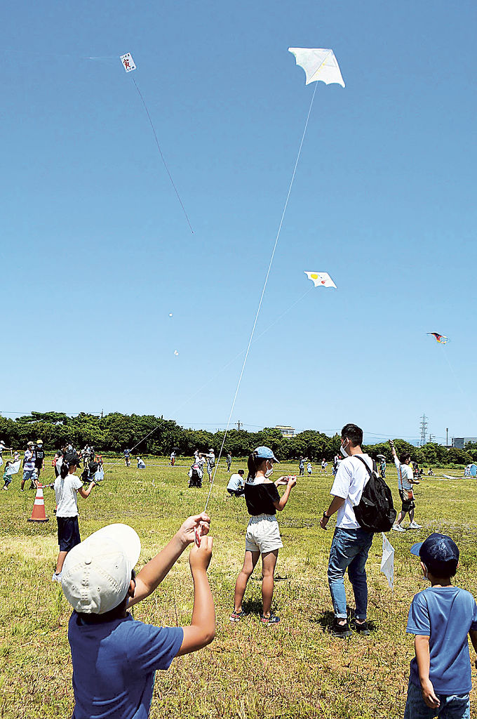 会場で手作りした凧を揚げる参加者＝吉田町