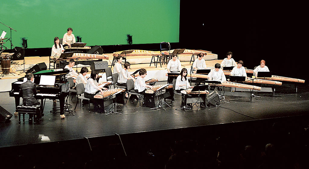 約５００人の聴衆を魅了した「琴オーケストラ」＝静岡市駿河区のグランシップ