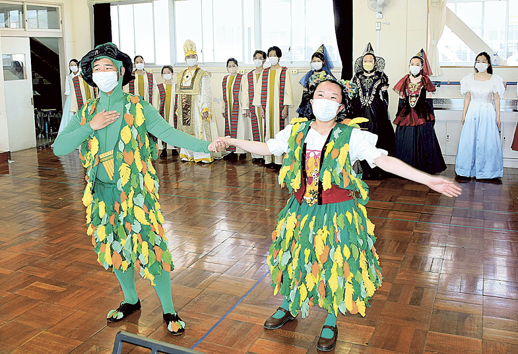 本番用の衣装を身に着けて練習に励む生徒たち＝焼津市小土の焼津中央高