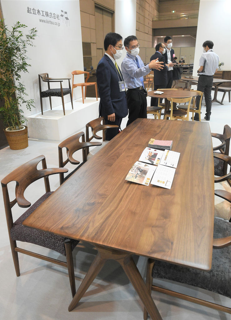 シズオカＫＡＧＵメッセが開幕し、展示された家具を見る来場者ら＝１日午前、静岡市駿河区のツインメッセ静岡