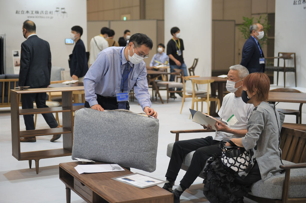 シズオカＫＡＧＵメッセが開幕し、展示された家具を見る来場者ら＝１日午前、静岡市駿河区のツインメッセ静岡