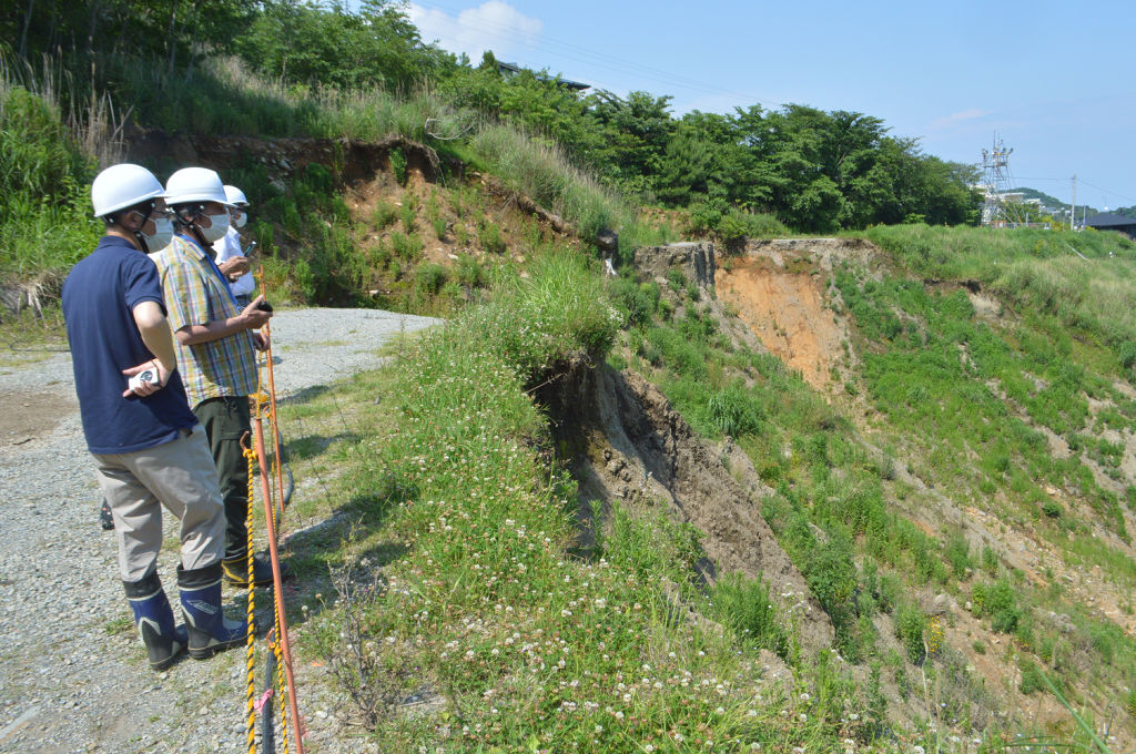 盛り土の崩落現場に初めて立ち入り、現状を確認する住民=3日午後、熱海市伊豆山