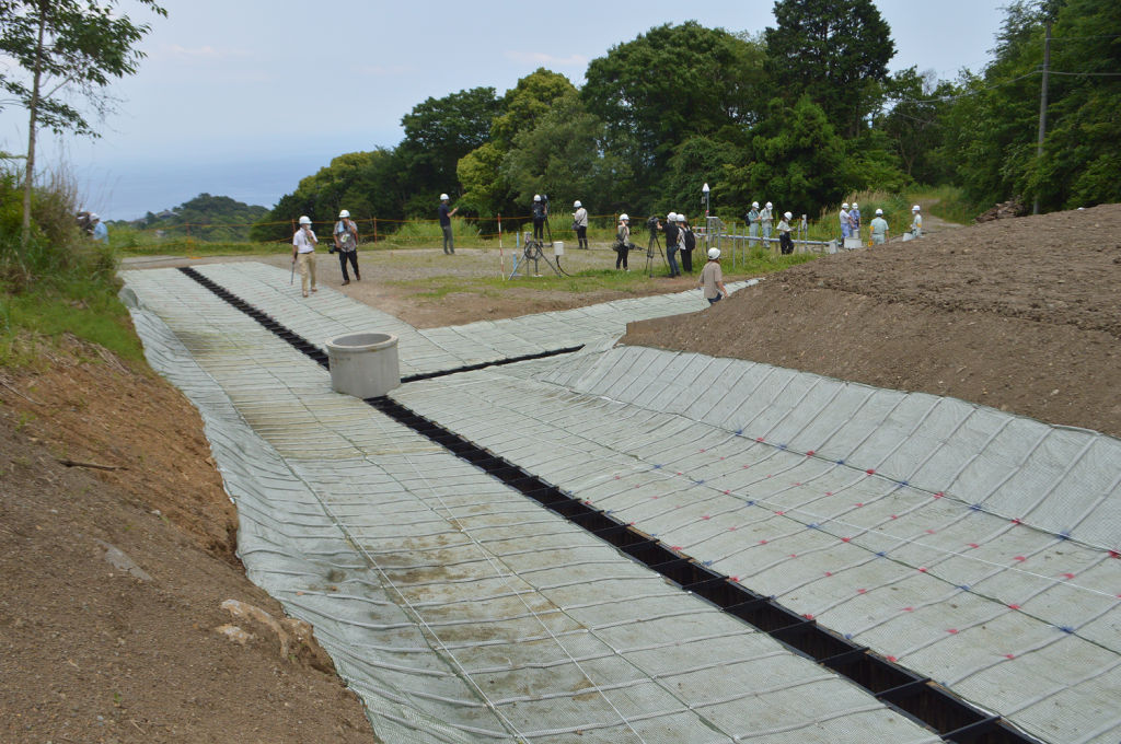 盛り土部分に整備された排水路＝３日午後、熱海市伊豆山