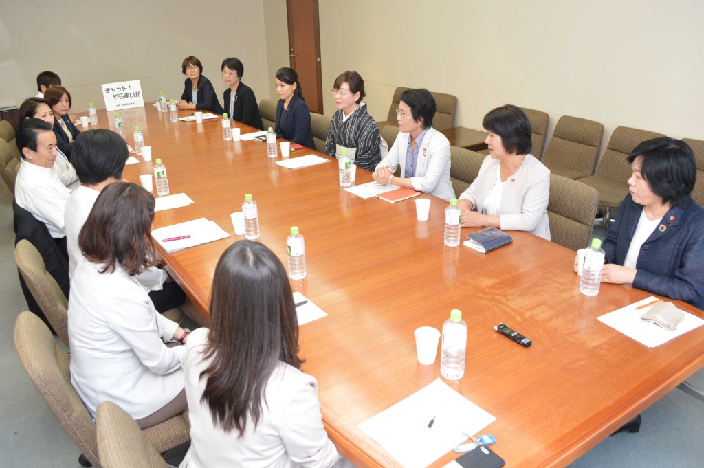 鈴木市長（左端）と意見交換する浜松市議会の女性議員らでつくる超党派グループ＝２０１９年６月