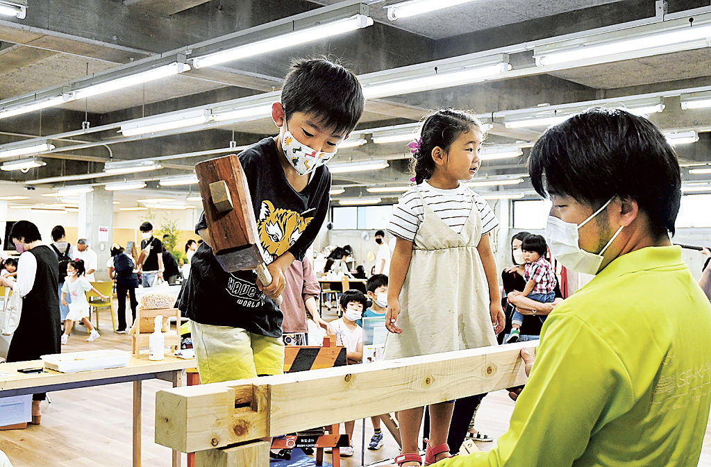 大工の仕事を体験する子ども＝富士市のワークス富士