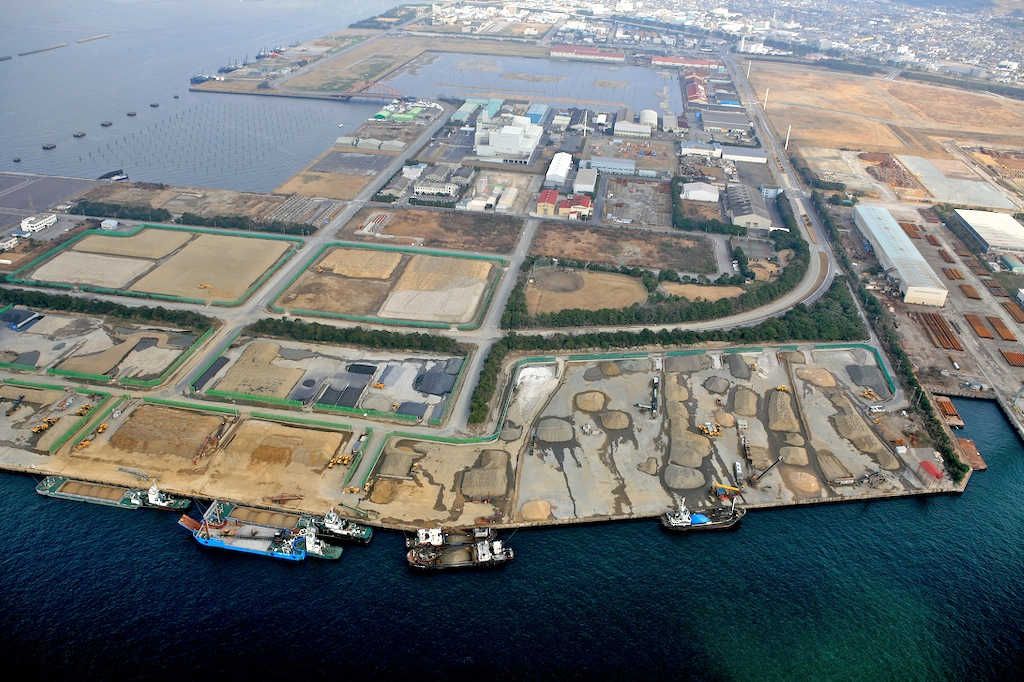 東京湾の千葉県木更津港に留め置かれた大量の土砂。残土も含まれ「残土埠頭」と呼ばれていた=2009年2月(佐久間充さん提供)