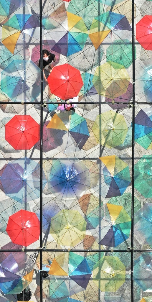 色とりどりの傘が、空に浮かんだように飾り付けられている