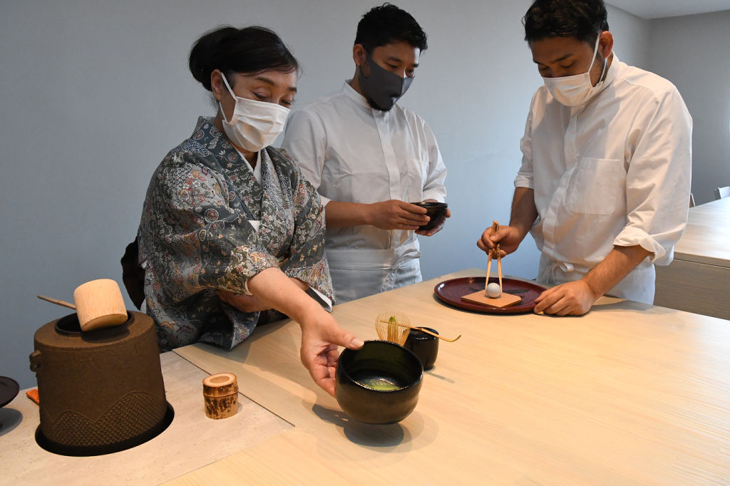 旅館内に新設した茶道などの文化体験スペース＝３日午後、焼津市の「月と鮪　石上」