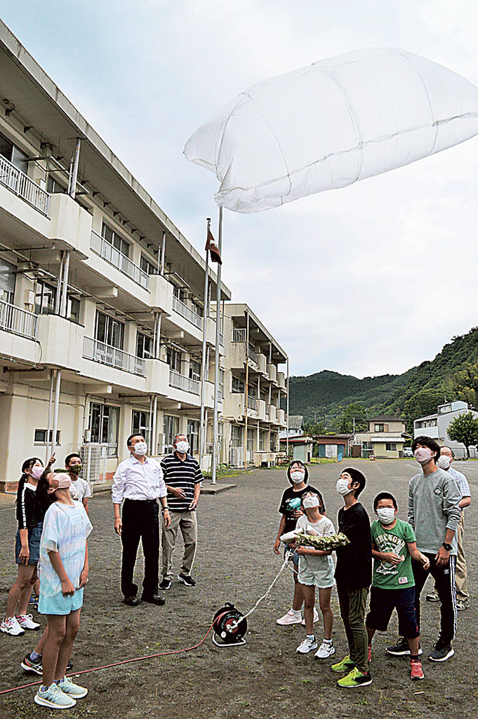 熱気球の実験を行う児童ら＝伊豆市の熊坂小