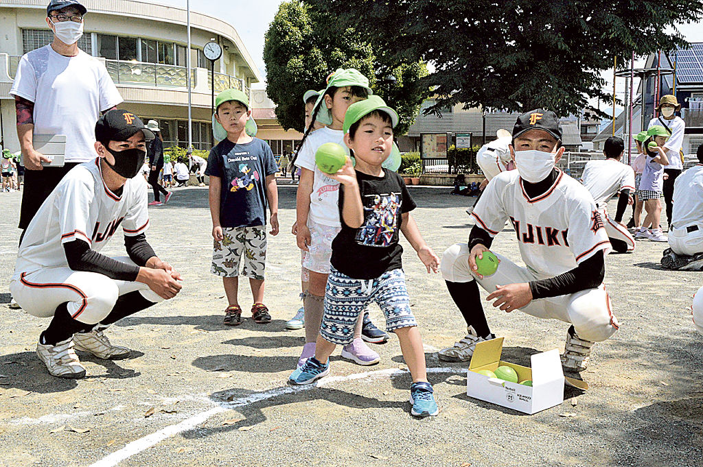 園児に野球の楽しさを伝える富士高野球部員＝富士市のなかじま保育園