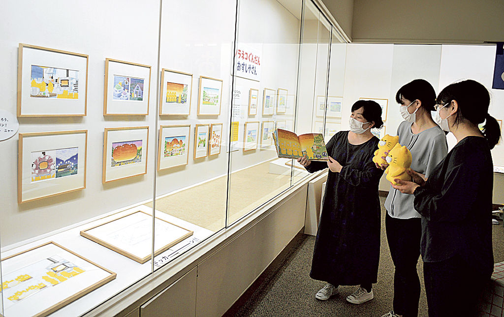 「ノラネコぐんだん」シリーズの原画展で、見どころを語る森綾子さん（左）＝藤枝市郷土博物館・文学館