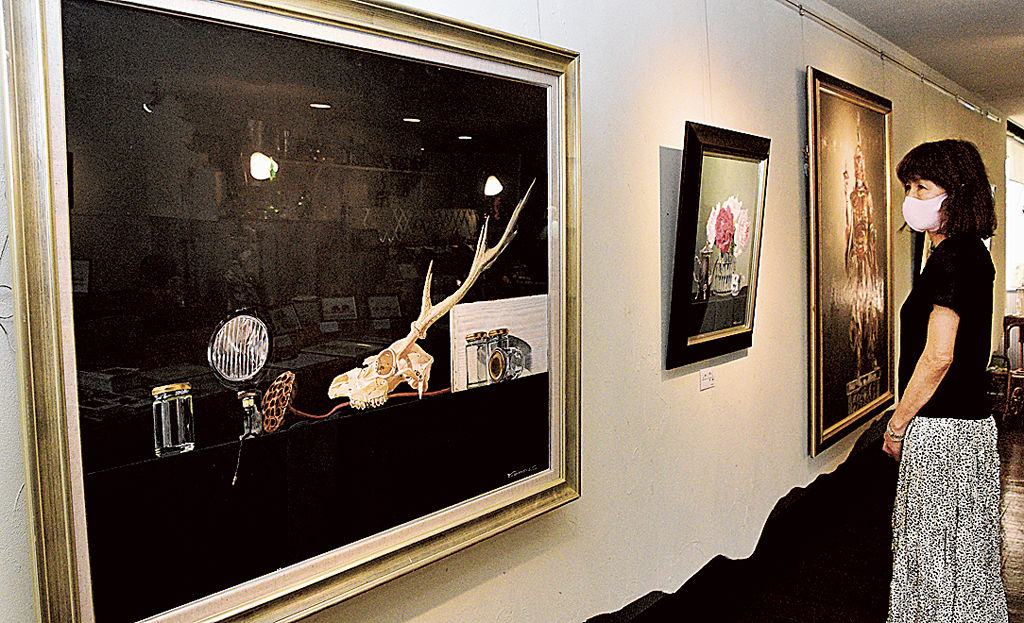 立体的に表現された静物画が並ぶ作品展＝浜松市北区細江町のギャラリーカフェ寸座フランセ