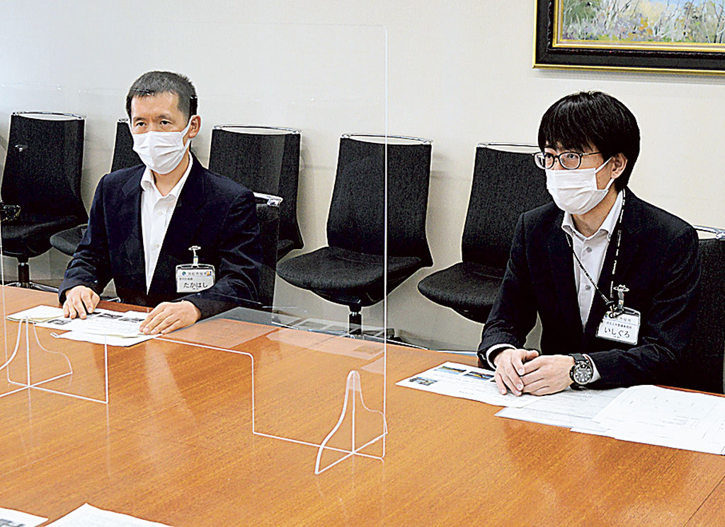 派遣先での経験を報告する石黒さん（右）と高橋さん＝浜松市役所
