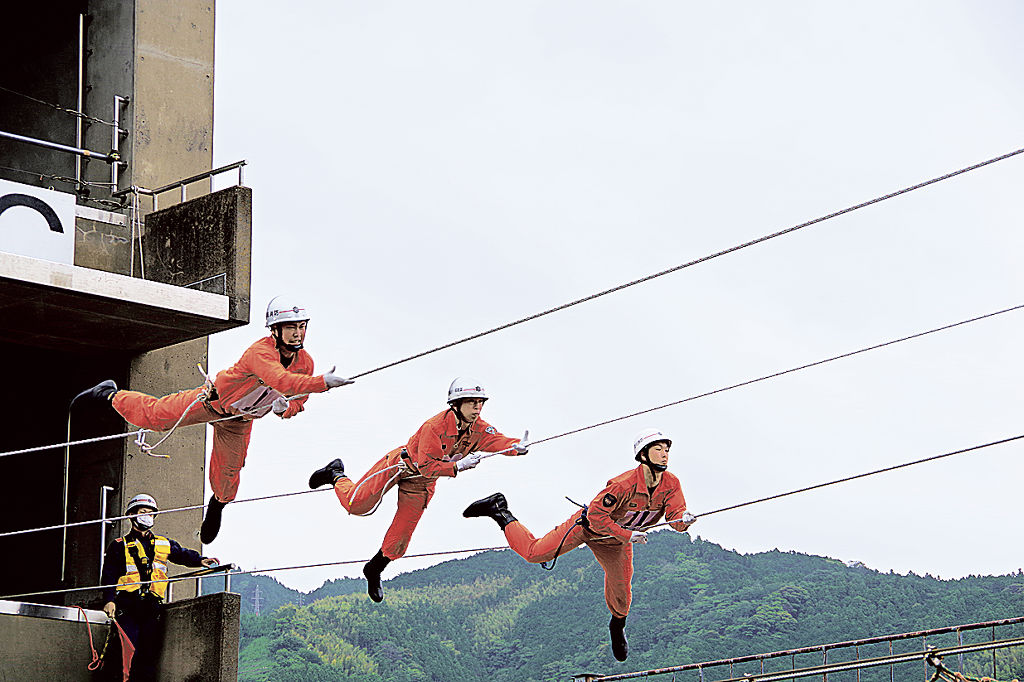 「ロープブリッジ渡過」の技術を競う救助隊員＝静岡市清水区の県消防学校