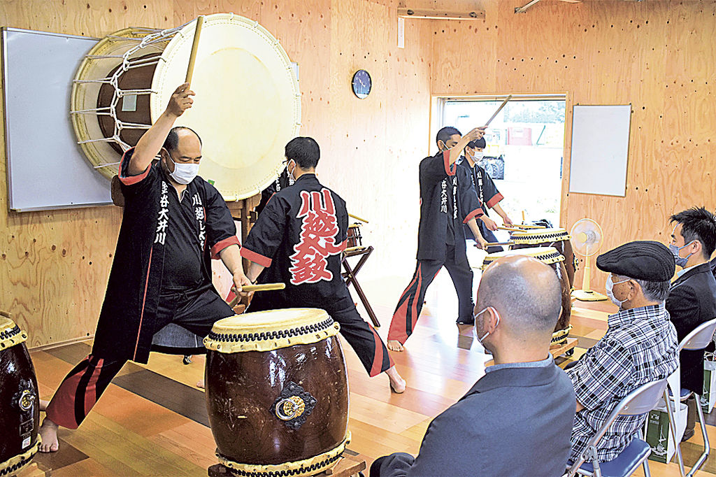 完成した道場で太鼓を演奏する保存会メンバー＝島田市牛尾