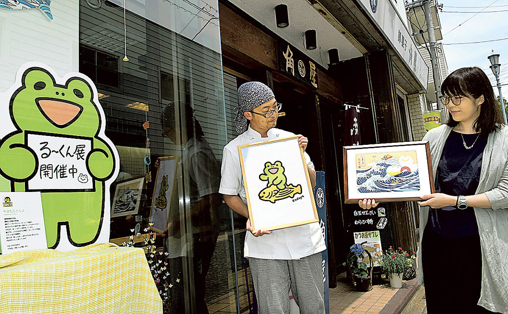 作品展を企画した松村さん（左）と「る～くん」の作者山村さん（右）＝焼津市本町の御菓子司角屋