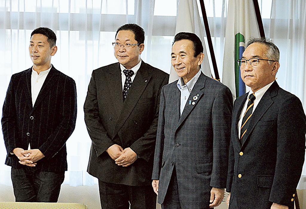 鈴木市長（右から２人目）に初生衣神社に関する活動を報告した鈴木宮司（同３人目）ら＝浜松市役所