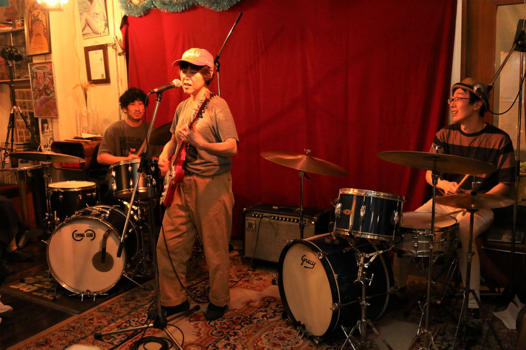 ツインドラムで演奏する伊藤大地さん（左）と滑川博生さん（右）。中央はゲストボーカルの後藤香朱実さん＝浜松市西区のエスケリータ６８