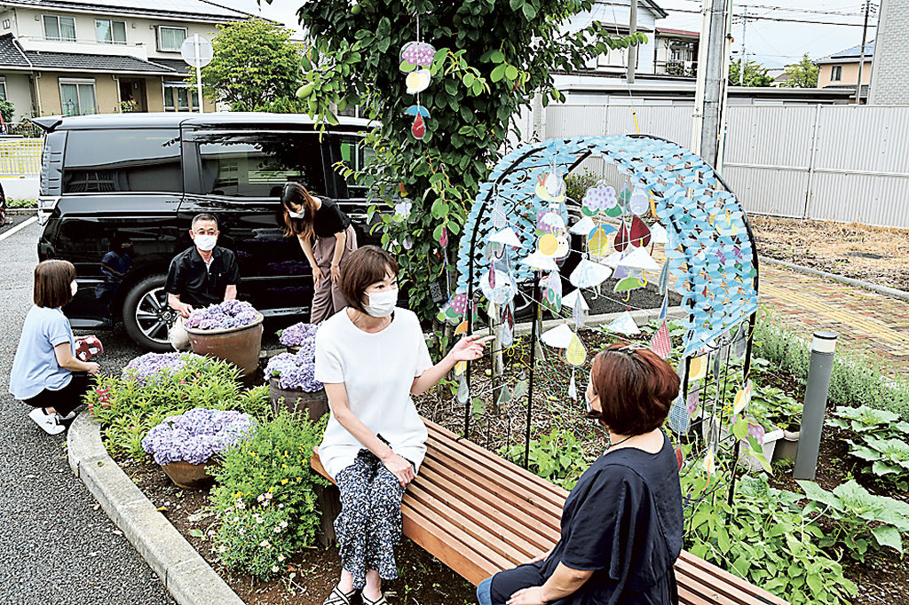 梅雨をイメージして飾り付けたベンチで過ごす会員ら＝富士市の伝法まちづくりセンター
