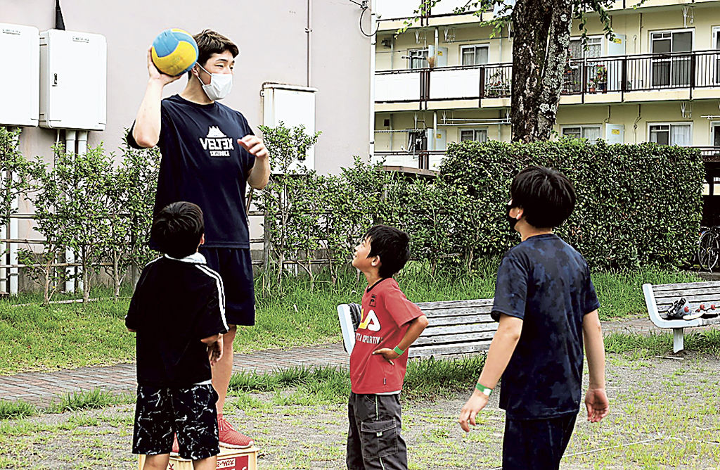 ボール遊びを通して交流を深めた選手と子どもたち＝静岡市葵区