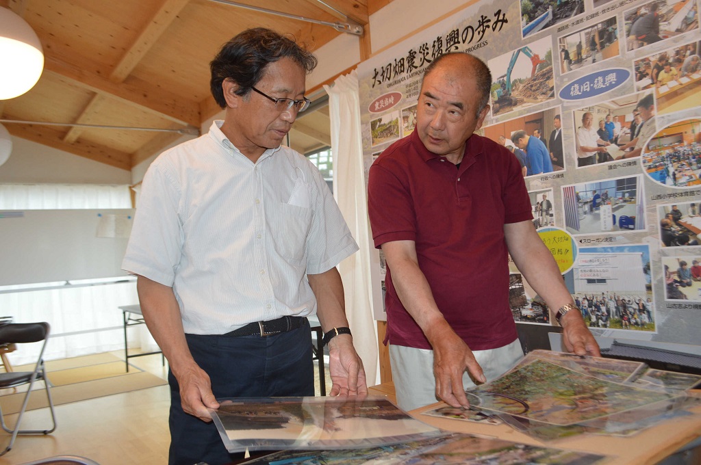 復旧復興までの道のりを振り返る内田安弘さん（左）と坂田哲也さん＝６月中旬、熊本県西原村
