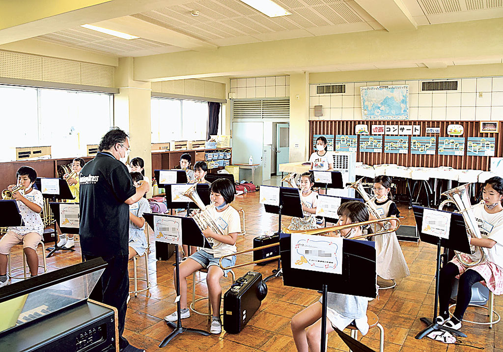 楽器演奏に取り組む児童＝浜松市東区の豊西小（写真の一部を加工しています）