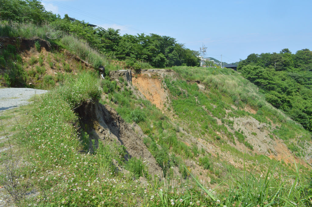 土石流の起点で不安定な状態のまま残っている盛り土=6月3日、熱海市伊豆山