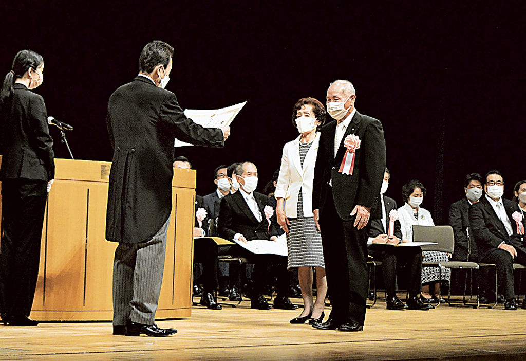 市勢功労者らの表彰を行った浜松市制１１１周年記念式＝同市中区のアクトシティ浜松