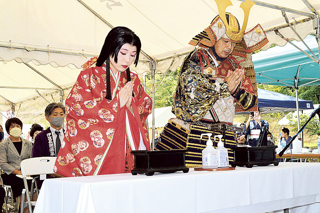 供養祭で手を合わせる稲村会長（右）とまめ六さん＝伊豆の国市の古奈もみじ公園