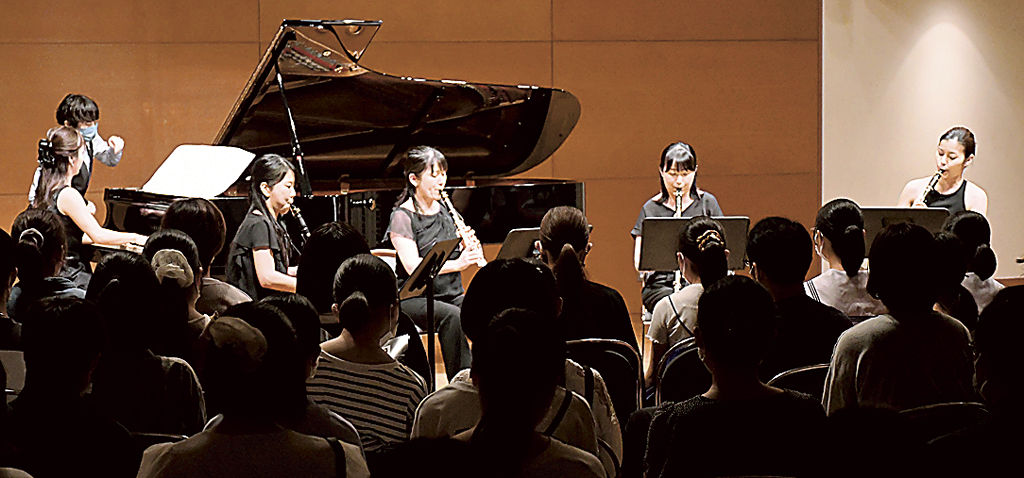 クラリネットの演奏を披露する「モア」のメンバー＝浜松市中区のアクトシティ浜松音楽工房ホール