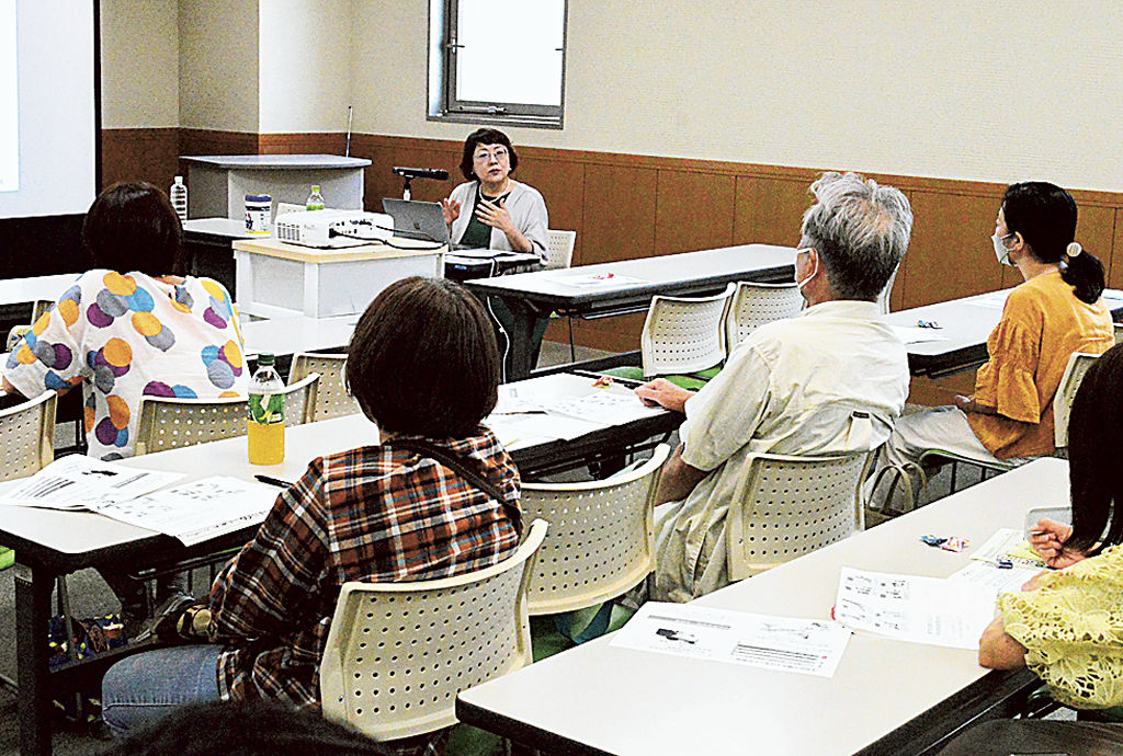 「可能性を育む支援」と題して講演する大隅さん＝浜松市中区の市市民協働センター
