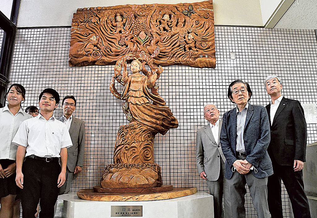 母校の静岡高に木彫を寄贈した前島さん（右から２人目）＝静岡市葵区の静岡高