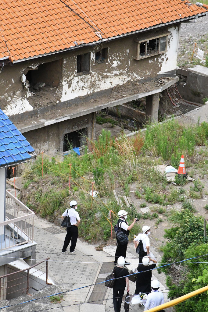 許可を得て立ち入り禁止区域に入る住民ら＝３日午前、熱海市伊豆山