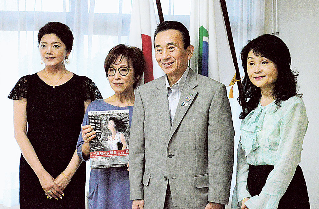 鈴木市長（右から２人目）に９月の公演の意気込みを語った鳥山さん（同３人目）ら＝浜松市役所