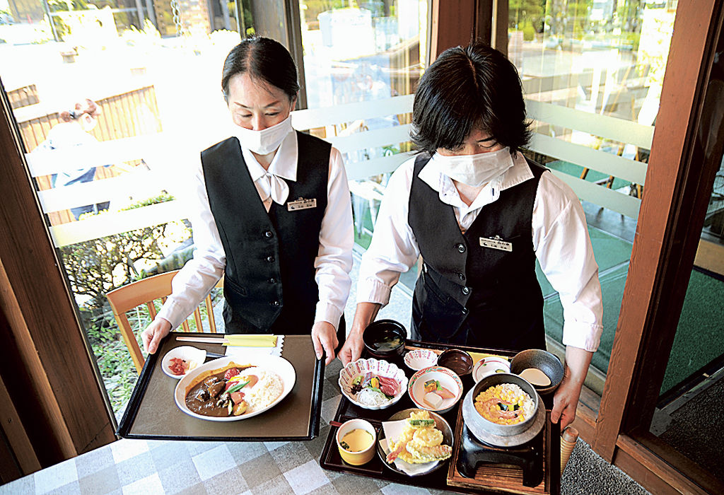 夏野菜のカレー（左）ととうもろこし釜飯ＤＸ御膳＝浜松市浜北区の森の家