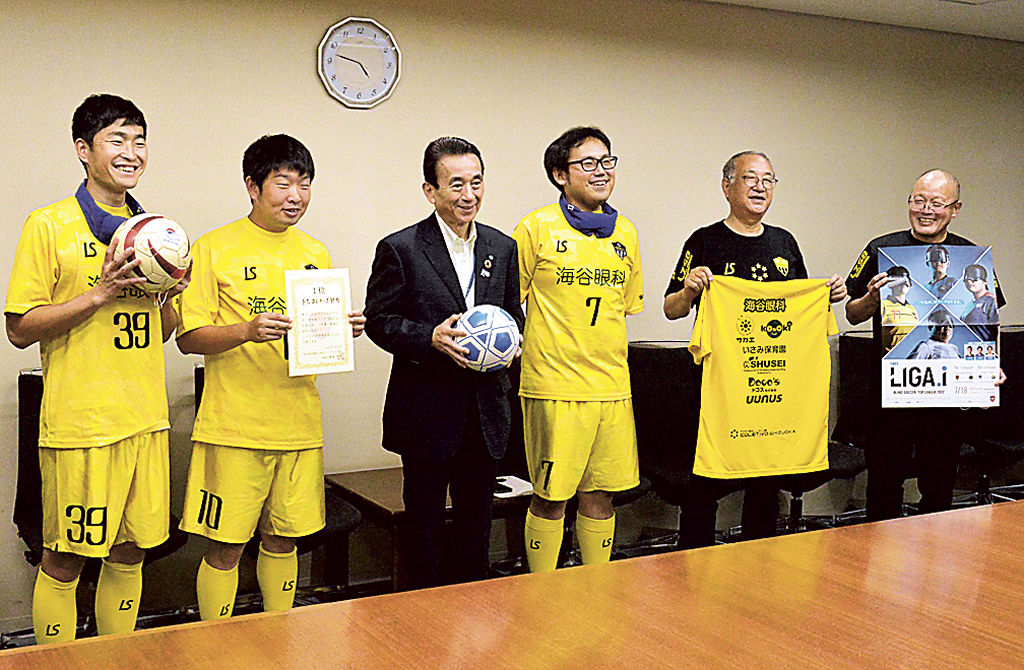 中日本リーグ優勝の喜びを鈴木市長（左から３人目）に報告したＦＣコレチーボ静岡の選手ら＝浜松市役所