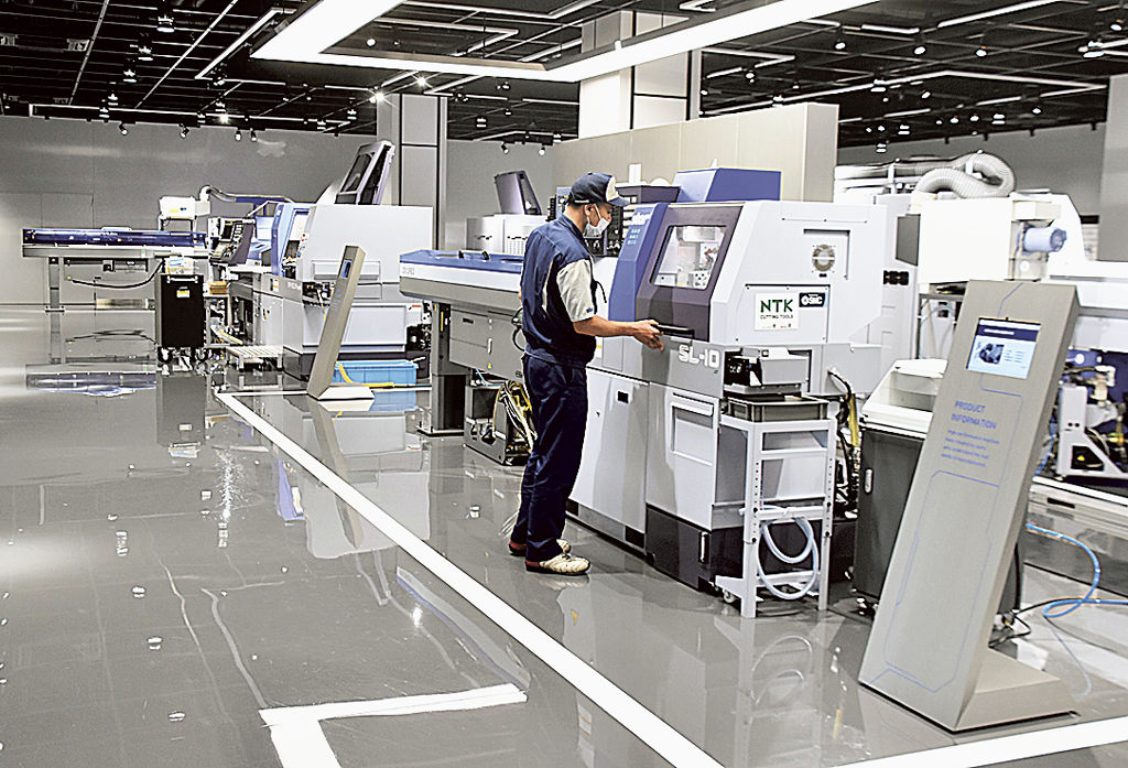 最新の工作機械を展示するショールーム＝６日午前、菊川市のスター精密ソリューションセンター