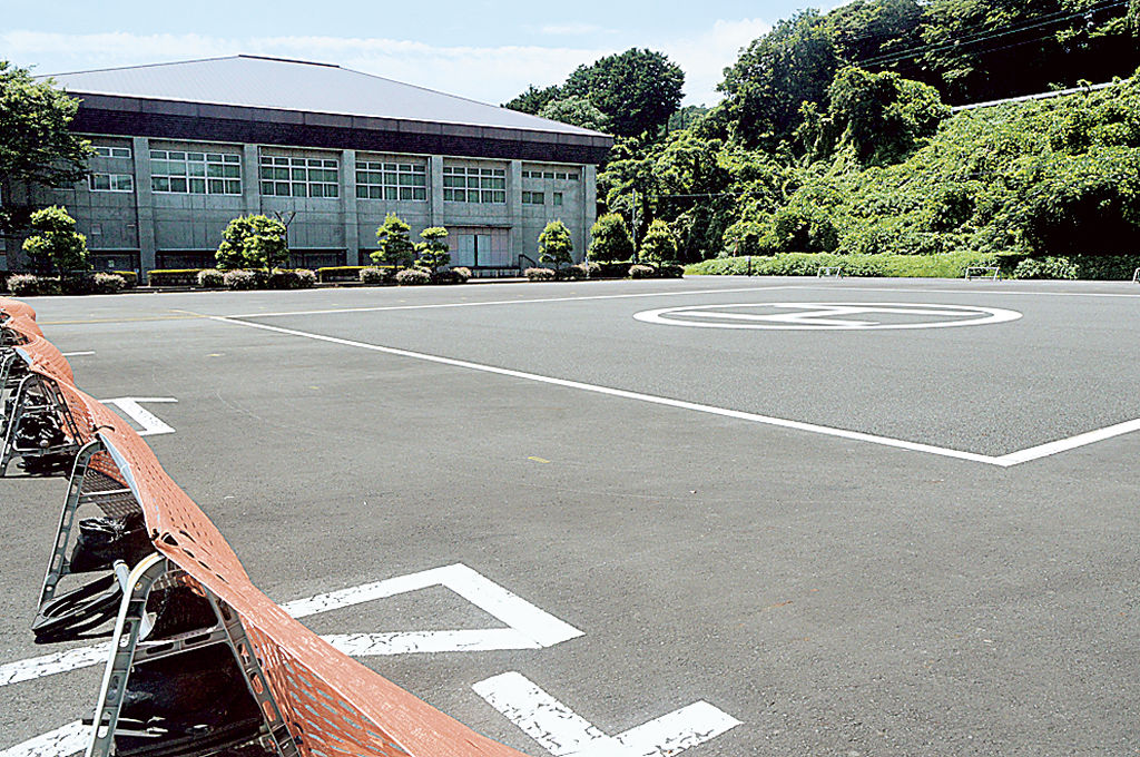 スケートボード練習場として開放される富士川体育館北側の駐車場兼ヘリポート＝富士市木島