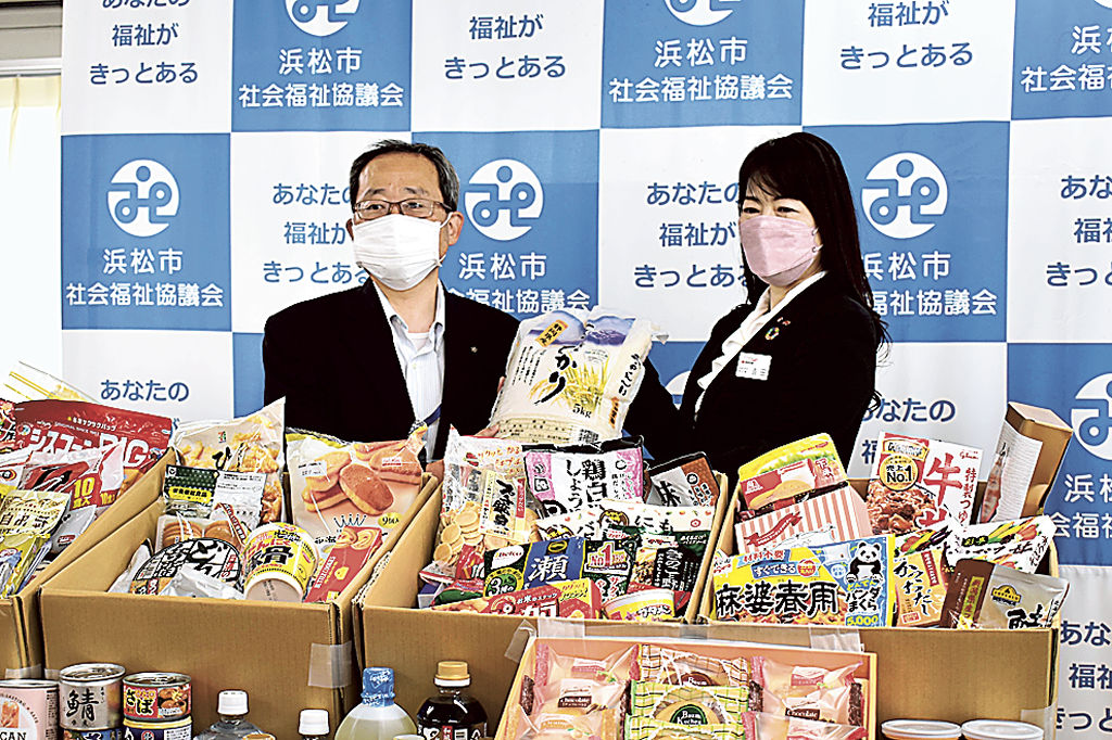 食料品を寄贈する吉田支社長（右）＝浜松市中区