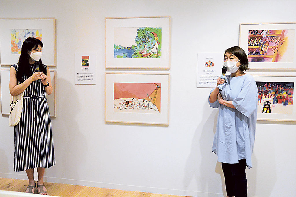 展示を巡りながら、創作当時のエピソードを紹介する堀内さん（右）と聞き手の林さん＝長泉町のベルナール・ビュフェ美術館