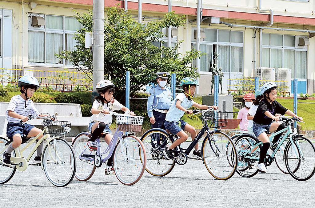 自転車の安全な乗り方などを学ぶ児童＝静岡市駿河区の大里東小