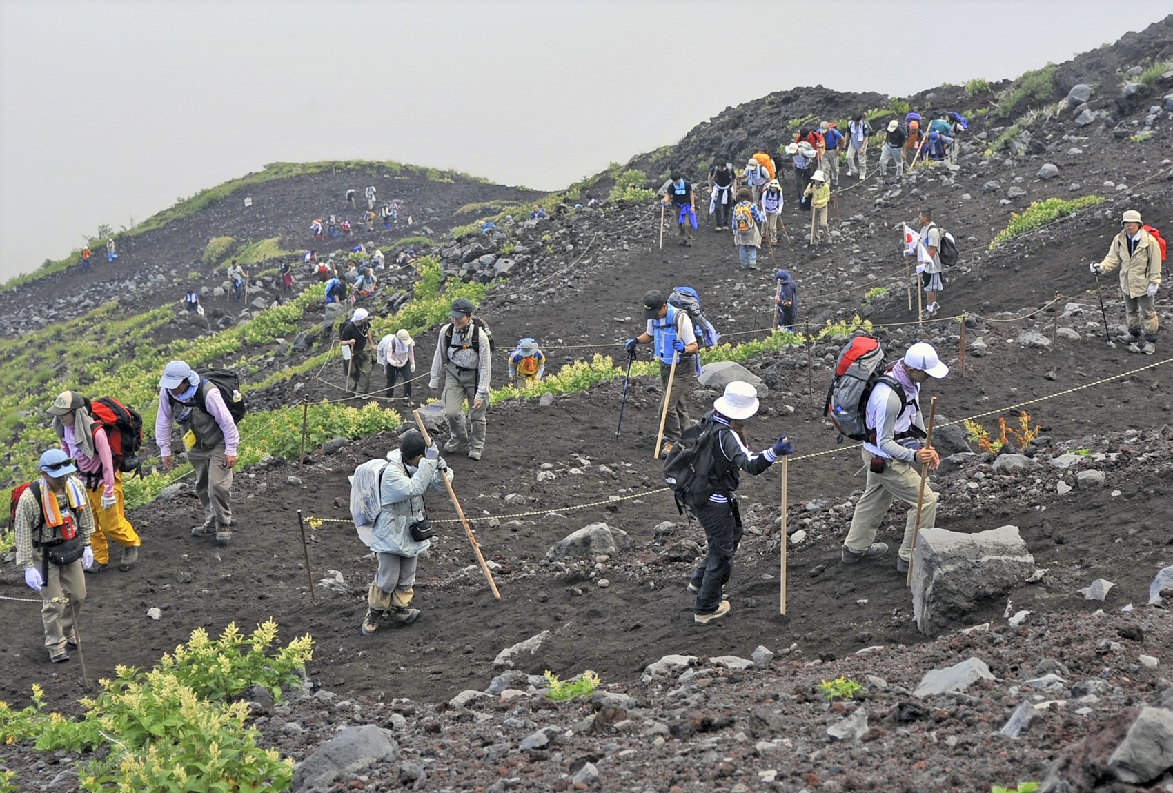 多くの登山客でにぎわう夏の富士山