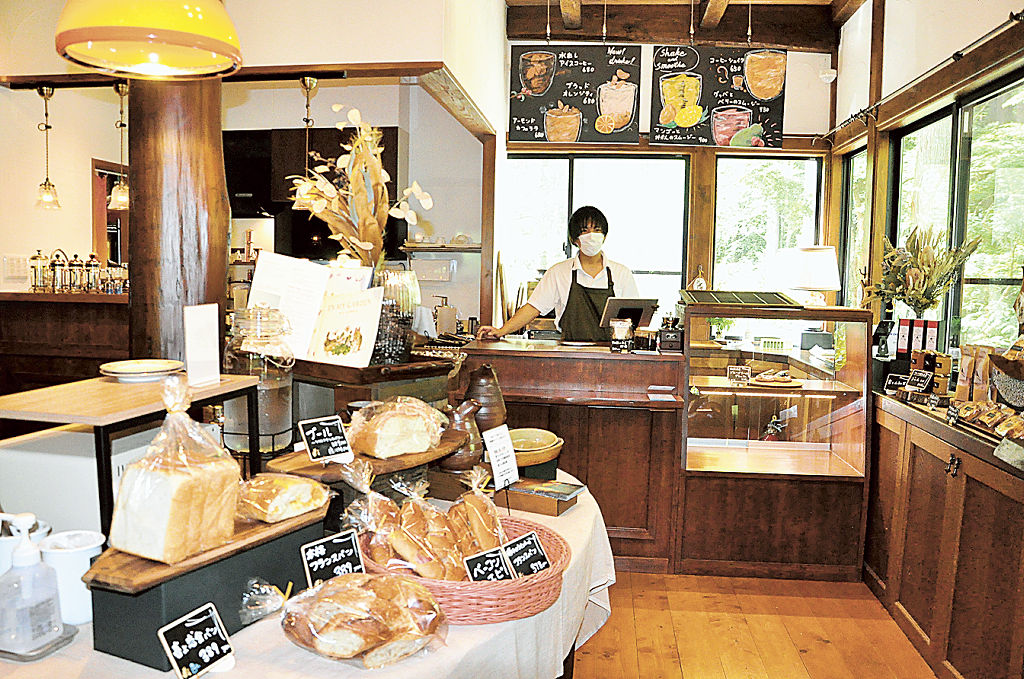 松岡別荘陶磁器館にオープンしたカフェ「とまり木」＝御殿場市東山