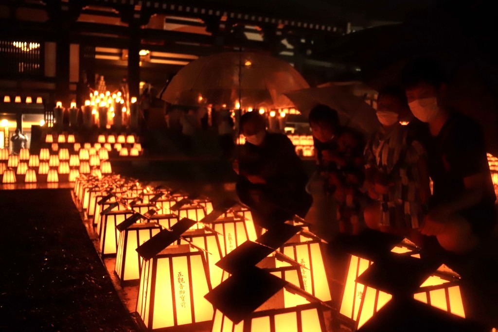 灯籠の明かりで幻想的な雰囲気に包まれた万灯祭＝袋井市の法多山尊永寺