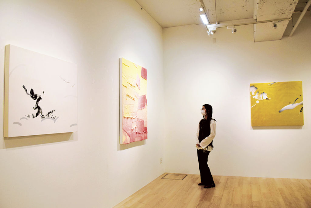 今西さんと品川さんの力作が並ぶ展示会＝浜松市中区の「ヒラノ・アート・ギャラリー」